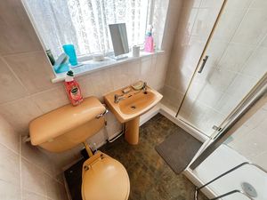 Shower room- click for photo gallery